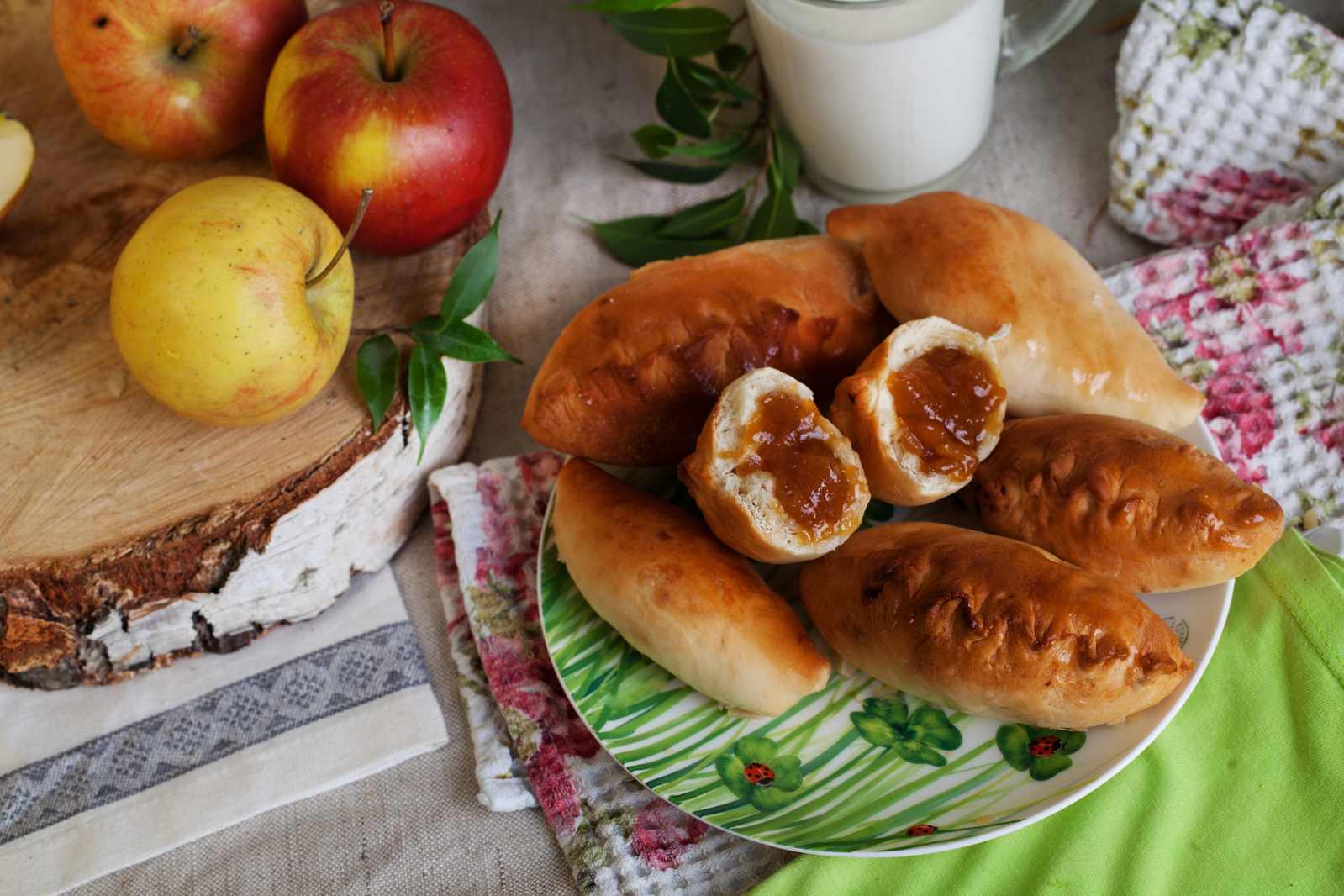 Пирожки с яблоками на сковороде